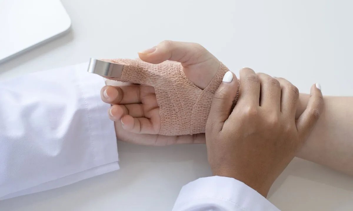 كل ما تحتاج معرفته عن كسور الأصابع: الأسباب، الأعراض، التشخيص والعلاج