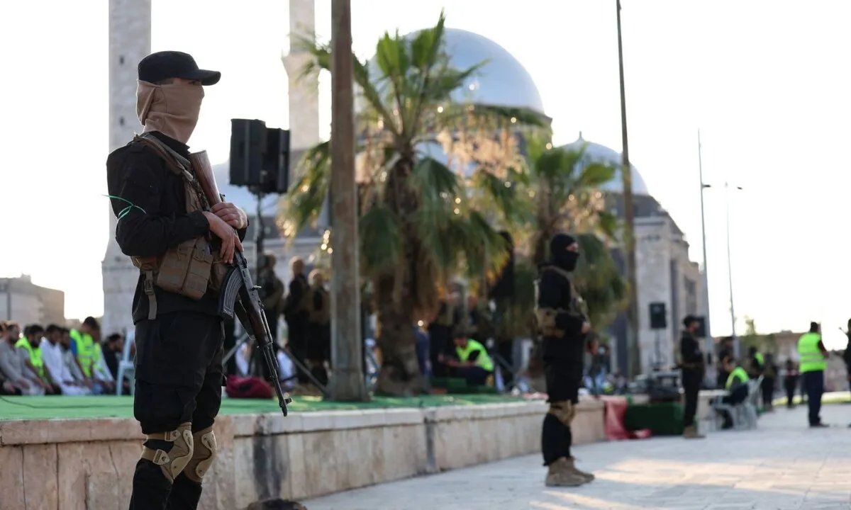 حمص في قبضة الأمن: تفكيك دراجة مفخخة وإحباط تهريب أسلحة متطورة