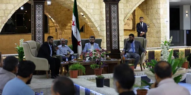 وزير الإدارة المحلية يبحث مع وجهاء إدلب تحسين الخدمات وتفعيل المجالس المحلية