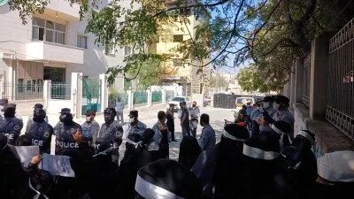 اشتباكات بين شرطة الإنقاذ ونساء في إدلب خلال احتجاج أمام ديوان المظالم