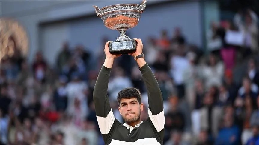 ملحمة رولان غاروس: ألكاراز يتغلب على سينر في نهائي تاريخي ويتوج باللقب