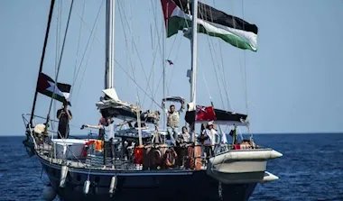 إسرائيل تعترض سفينة "مادلين" المتجهة إلى غزة وتعتقل ناشطين: حماس تدين "القرصنة"