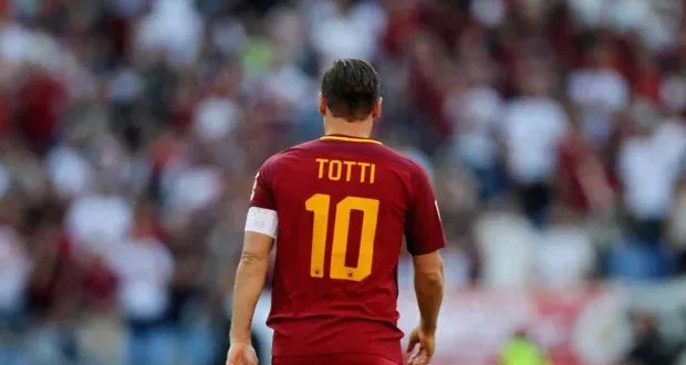 توتي يشعل الحماس بهدف أسطوري من منتصف الملعب في مباراة الأساطير!