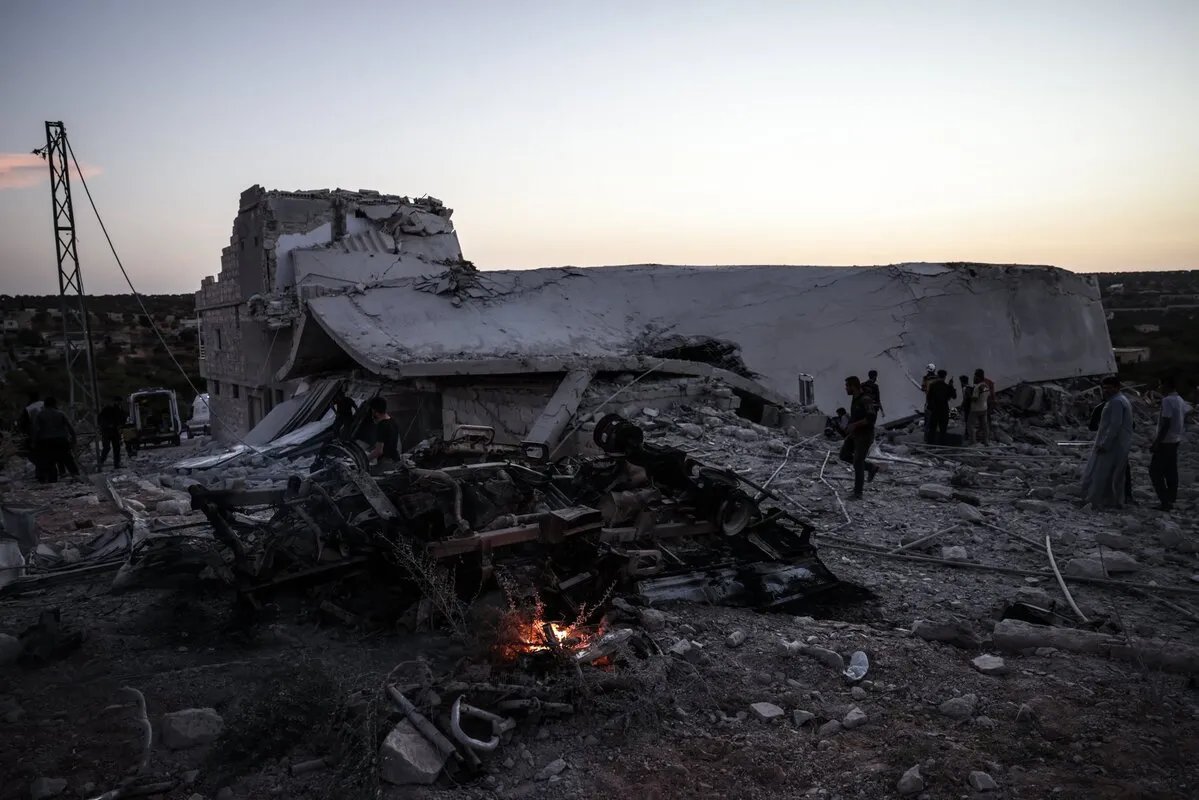 ارتفاع عدد شهداء القصف الروسي على إدلب إلى 7 وسط تصاعد عمليات الإنقاذ