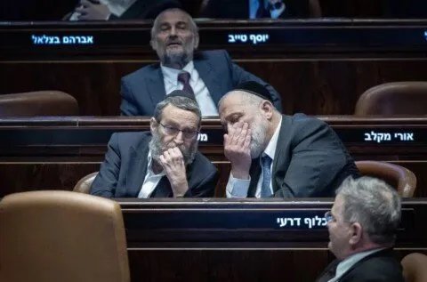 نتنياهو يواجه خطر حل الكنيست: محاولات لتأجيل التصويت وتصاعد الخلافات حول قانون التجنيد