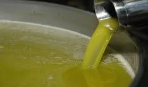 منحت حكومة النظام السوري إجازة تصدير حصرية لمادة زيت الزيتون لرجل الأعمال طريف الأخرس، مما منحه احتكاراً لتصدير هذه المادة الحيوية.