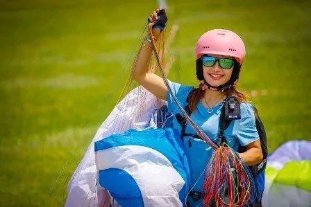 يارا خضير.. شابة سورية تخطف الأنظار في بطولات الطيران الشراعي بكازاخستان وتؤكد: السوريون حاضرون في السماء!