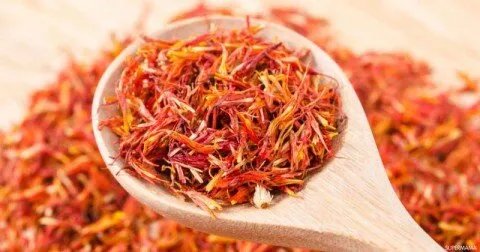 الزعفران والكركم: أسرار الشرق لبشرة متألقة وصحية