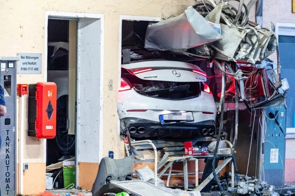 حادث مروع في ألمانيا: سيارة مرسيدس تقتحم محطة وقود والعثور على مخدرات!
