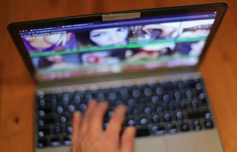 صدمة في ألمانيا: زوج يخدّر ويغتصب زوجته 15 عامًا ويوثق جرائمه على الإنترنت!