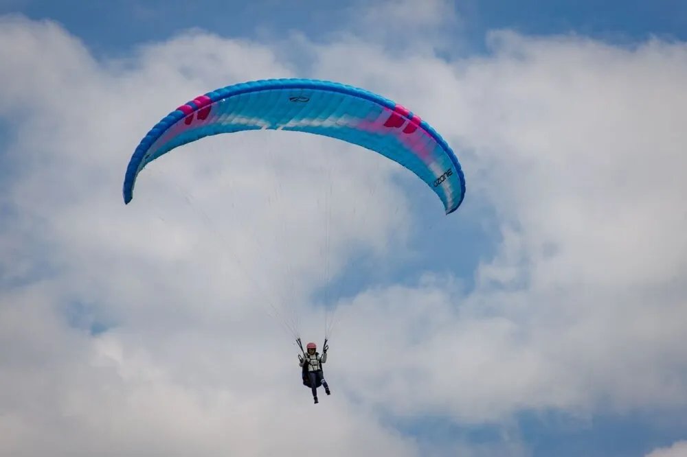 يارا خضير: شابة سورية تخطف الأنظار في بطولة العالم للطيران الشراعي بكازاخستان