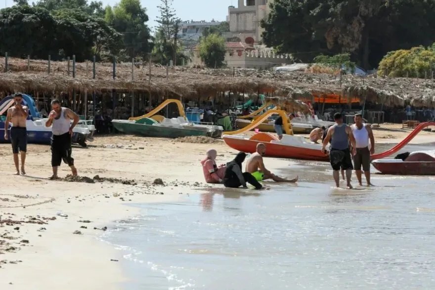 سوريا تفرض قيودًا على لباس البحر: البوركيني إلزامي في الشواطئ العامة باستثناء المنتجعات الفاخرة