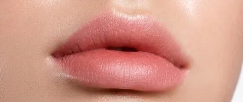 وداعًا للتشقق والجفاف: وصفات طبيعية لشفاة وردية وناعمة في الربيع