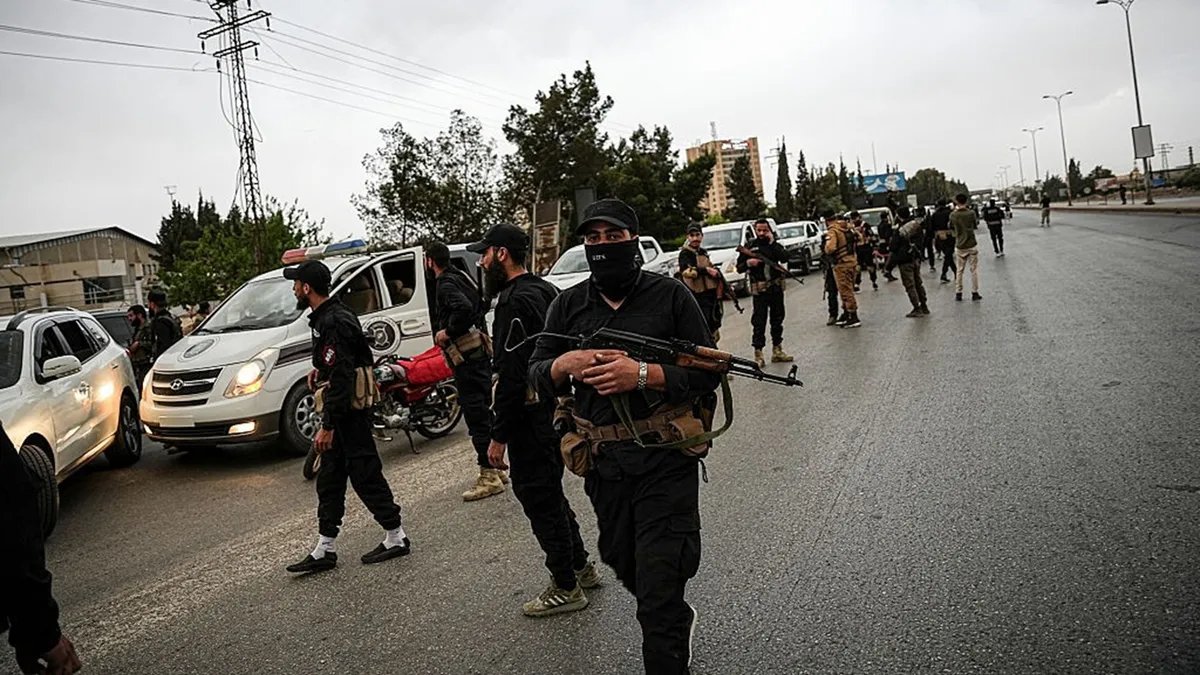 سوريا: الإفراج عن ضباط النظام السابق يثير جدلاً.. هل يقود إلى السلام أم يقوض العدالة؟