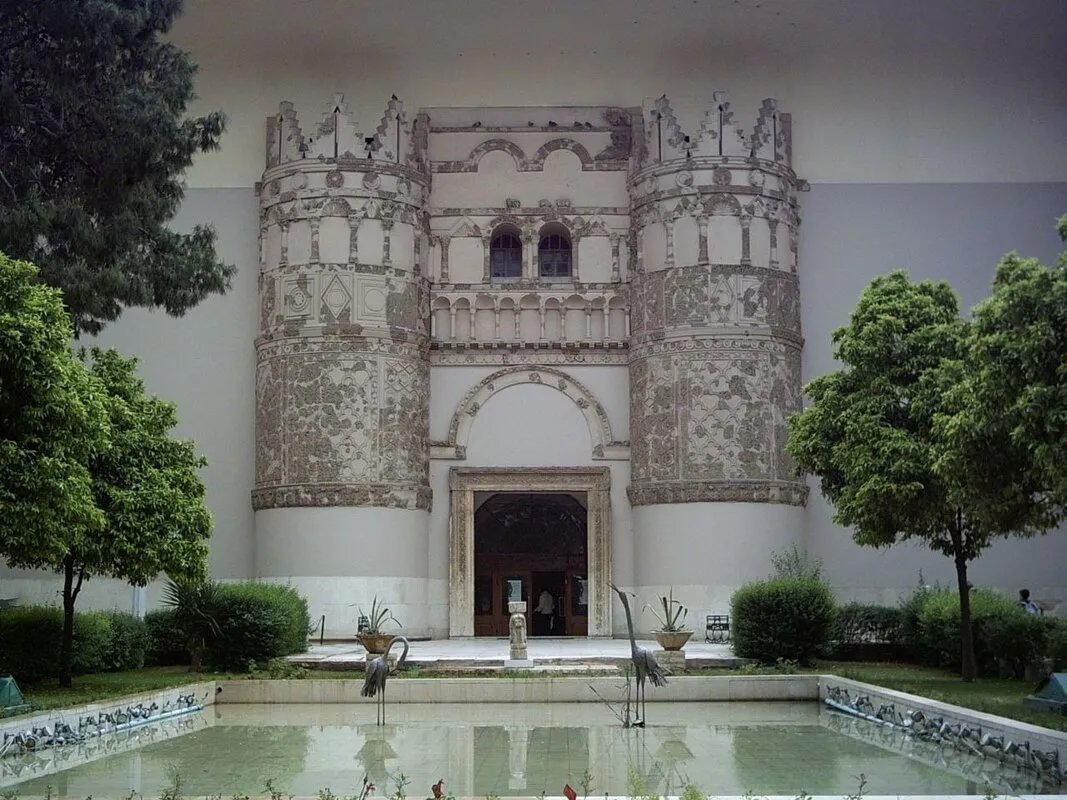 بعد 14 عامًا من الانقطاع: اليونسكو تعود إلى سوريا لإعادة تأهيل المتحف الوطني بدمشق