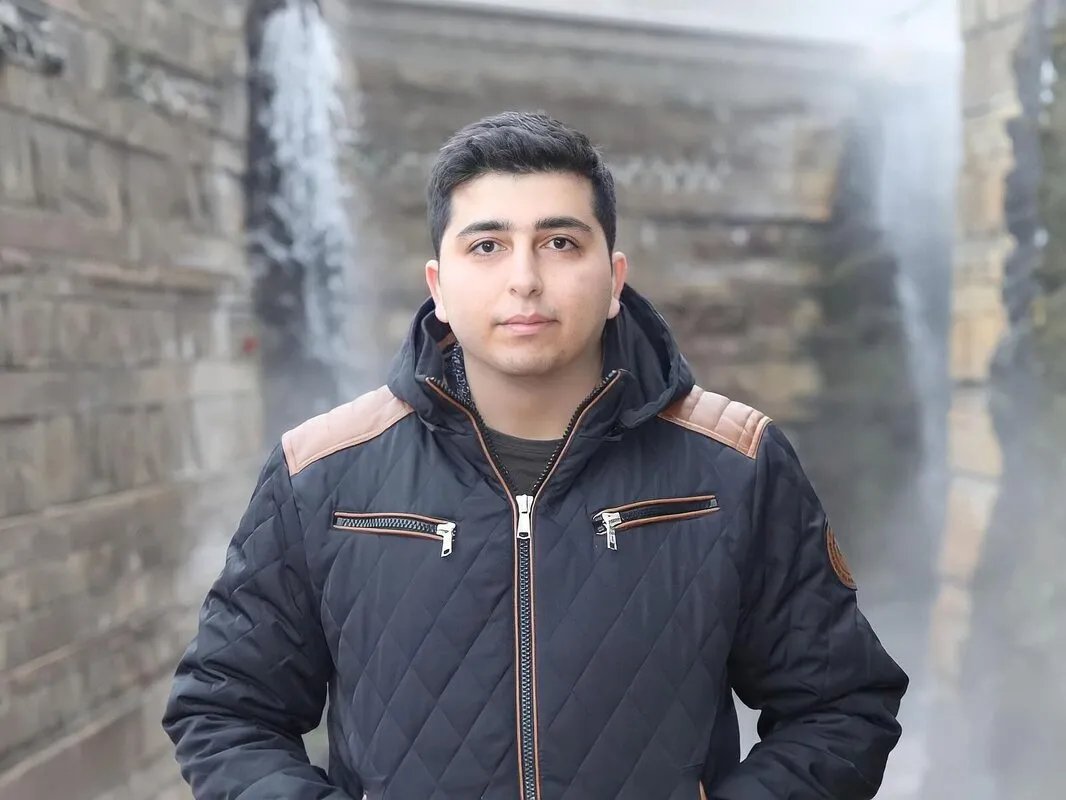 من مخيم للاجئين إلى نجم في جامعة ألمانية: قصة نجاح ملهمة لشاب سوري في كلية الطب