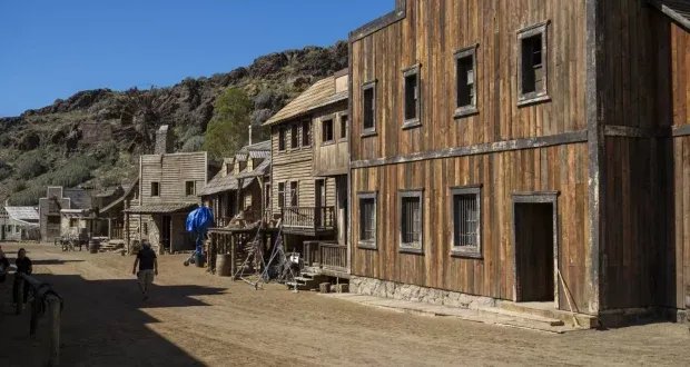 إسبانيا على أعتاب استقبال 100 مليون سائح: هل يهدد النمو السياحي حياة السكان المحليين؟