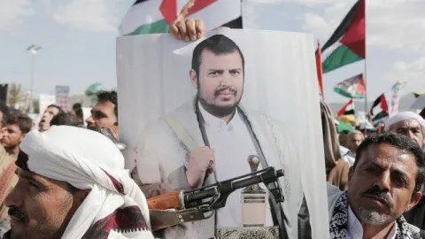 أنصار الله تهدد إسرائيل بضربات "مدروسة" رداً على قصف ميناء الحديدة وتحذر السفارات الأجنبية