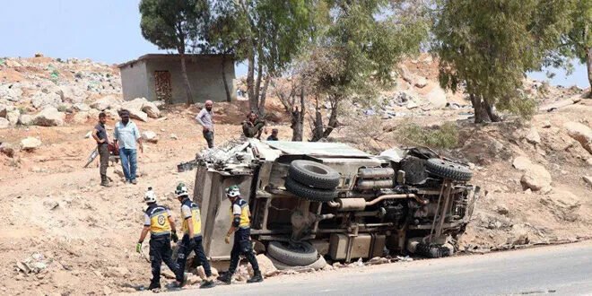 إصابات في حادث سير مروع على طريق إدلب الغربي: تصادم يتسبب بانحراف صهريج وانزلاق دراجة نارية