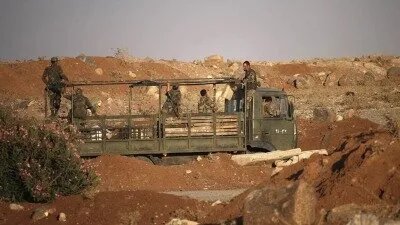 تعزيزات عسكرية للنظام السوري تتحرك شمالاً: تصعيد مرتقب أم تعزيز دفاعي؟