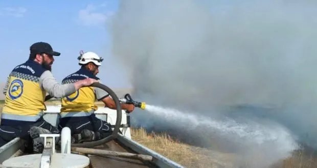 الدفاع المدني يسيطر على حريق في أراضٍ زراعية بسهل الغاب ويمنع انتشاره