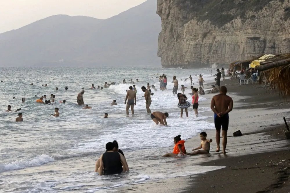 جدل في سوريا حول قيود جديدة على ملابس المصطافين: هل تفرض السياحة زيّاً محدداً على الشواطئ؟