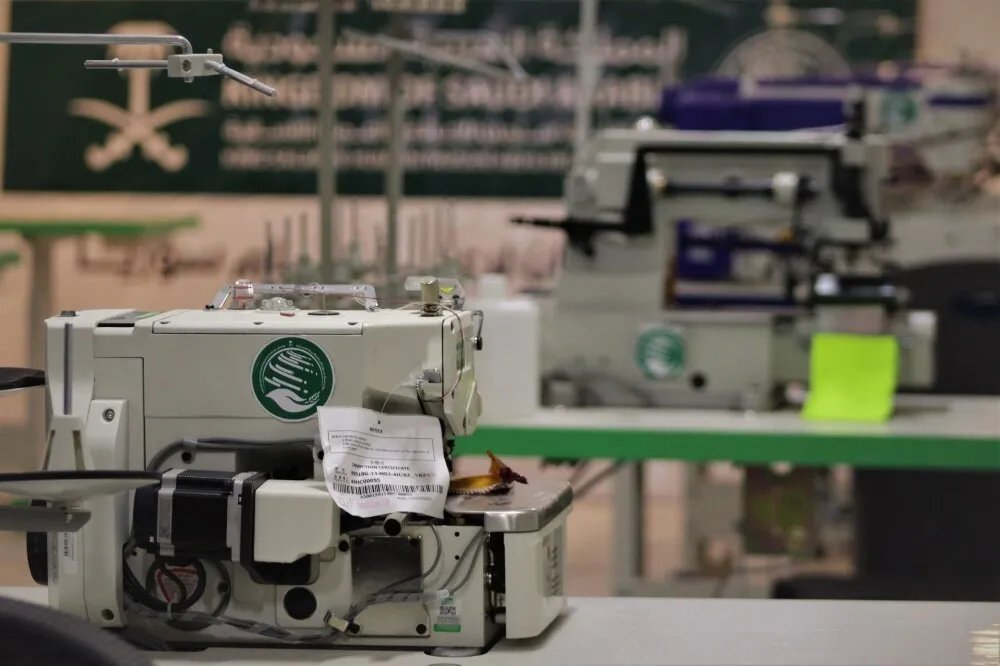 مركز الملك سلمان للإغاثة يمكّن أمهات الأيتام في الباب بدورة تدريبية للخياطة