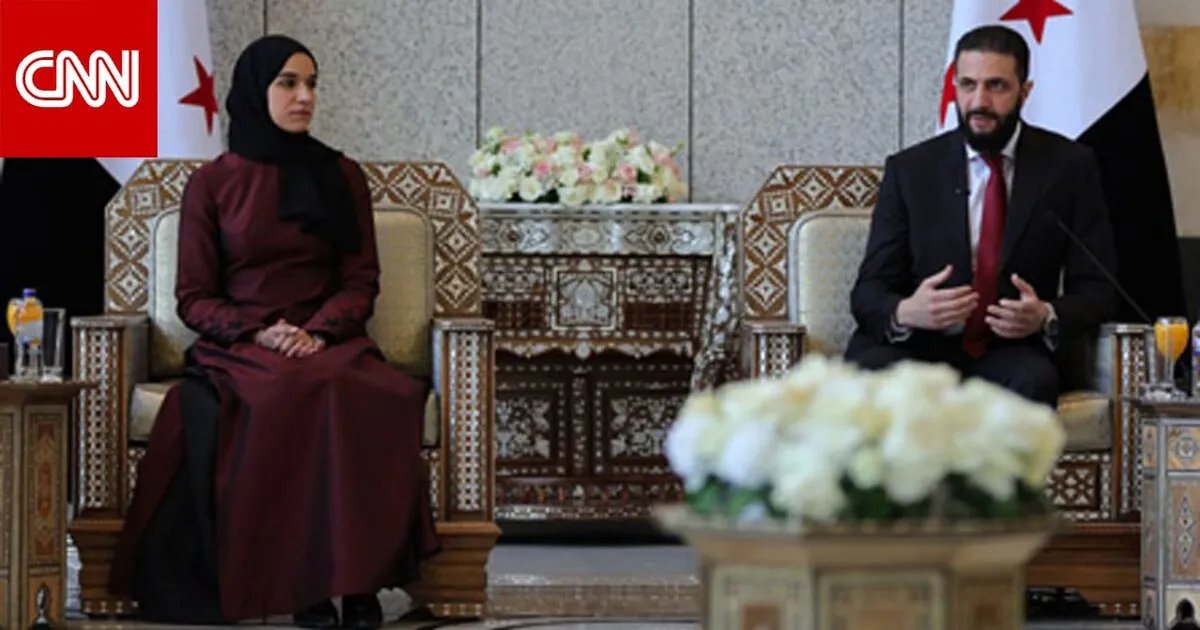 تفاعل واسع مع أول ظهور لزوجة الرئيس السوري المؤقت لطيفة الدروبي في عيد الأضحى