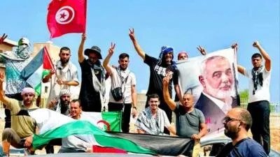 قافلة مساعدات متجهة إلى غزة تناشد مصر تسهيل مرورها.. وتوقيف نشطاء أجانب في القاهرة