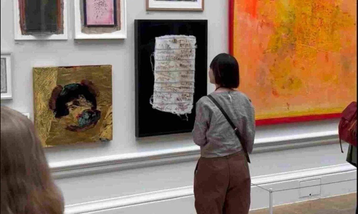 من زنازين الأسد إلى صالات لندن: صور لمعتقلين سوريين في معرض فني عالمي