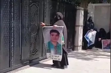 عشرات النساء يتظاهرن في إدلب أمام ديوان المظالم للمطالبة بالإفراج عن المعتقلين