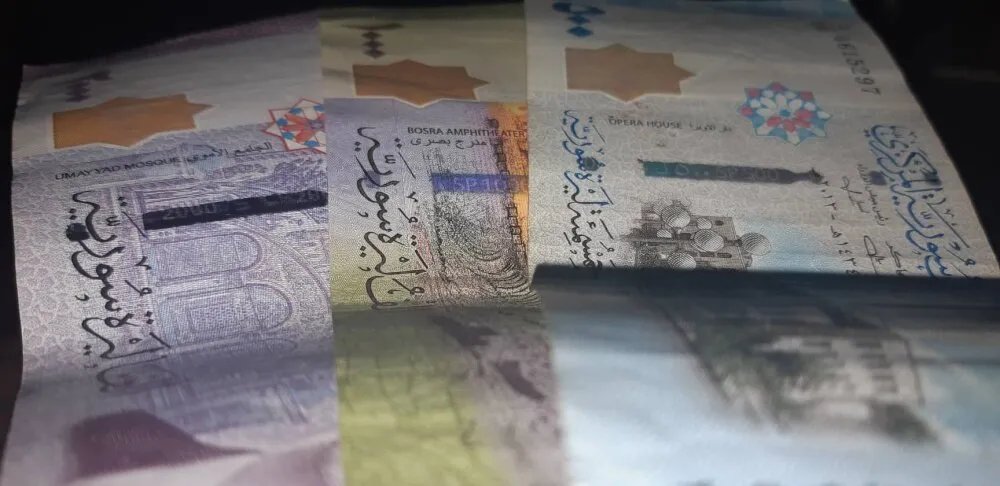 الليرة السورية تواصل انهيارها: الدولار يقفز إلى مستويات قياسية في السوق السوداء
