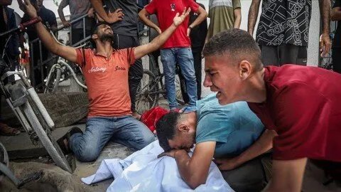 غزة تحت القصف والجوع: مجازر مستمرة بحق المدنيين وانقطاع كامل للاتصالات