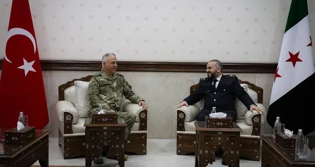 وزير الدفاع السوري ورئيس الأركان التركي يناقشان تعزيز التعاون العسكري في دمشق