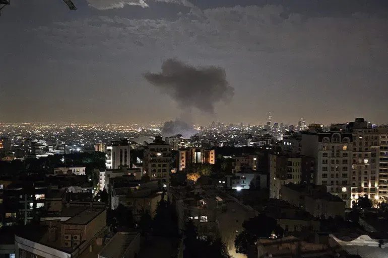 تصعيد خطير: إسرائيل تشن ضربات موجعة على إيران.. وطهران تتوعد برد "مزلزل"