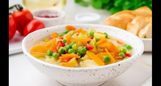 يخنة الخضار الشهية مع الأرز: وصفة غداء عائلية سهلة وسريعة