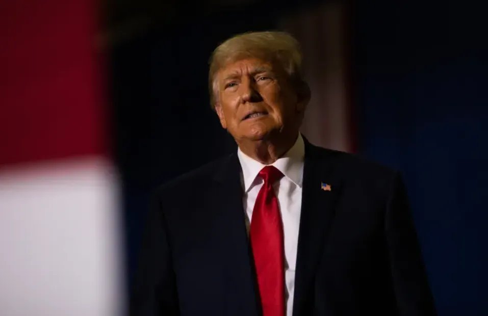 ترامب يهدد إيران بهجمات إسرائيلية "أكثر وحشية" ويطالبها بالإسراع في اتفاق نووي