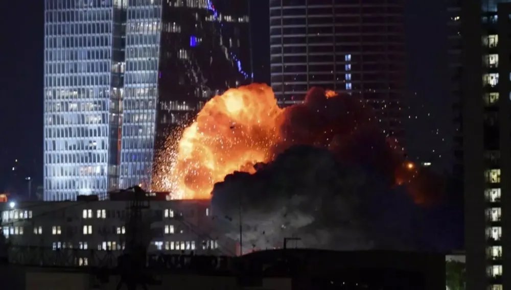 إيران تشن هجوماً صاروخياً واسع النطاق على تل أبيب رداً على غارات إسرائيلية