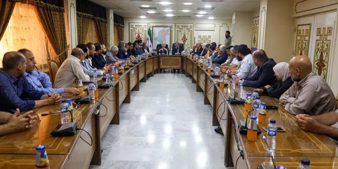 وزير المالية ومحافظ درعا يناقشان خطط إنعاش الاقتصاد المحلي في المحافظة