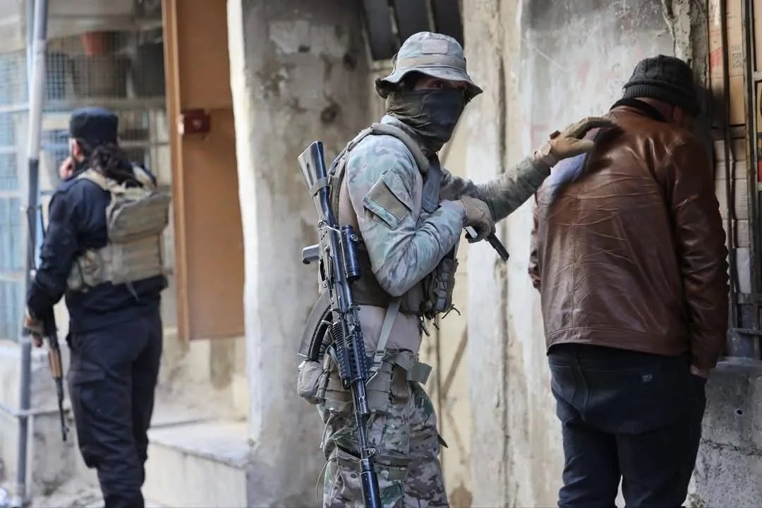 تقرير حقوقي يكشف جرائم وزير داخلية النظام السوري السابق: هل يغلب التسامح العدالة؟