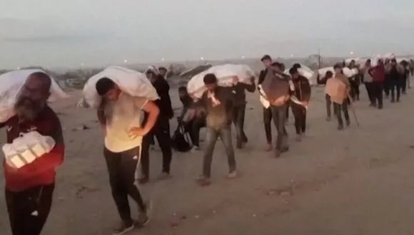 مأساة في غزة: قصف إسرائيلي يستهدف مواقع توزيع المساعدات ويودي بحياة العشرات