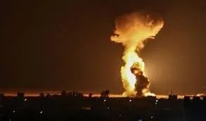 غارات إسرائيلية غير مسبوقة تستهدف مطار اللاذقية وقاعدة حميميم الروسية