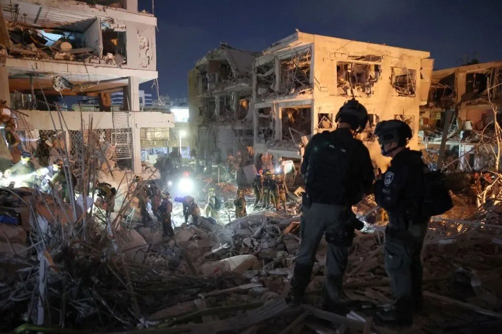 تصاعد التصعيد: 4 قتلى و195 جريحًا في قصف إيراني مكثف يستهدف إسرائيل