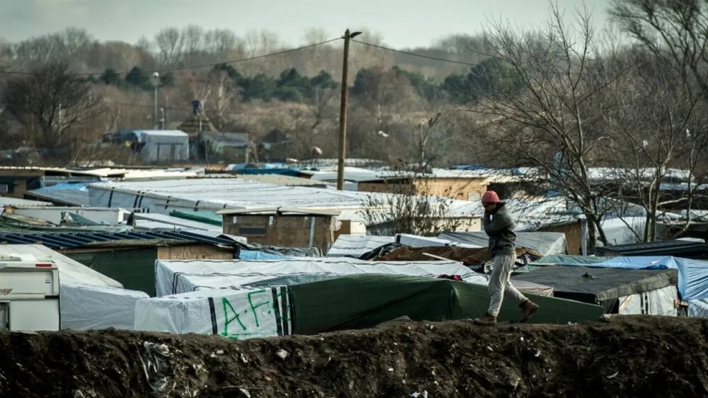 مأساة في مخيم للمهاجرين بفرنسا: قتيل وجرحى في إطلاق نار قرب دونكيرك