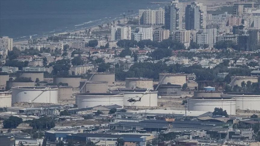 هجوم صاروخي يستهدف مصافي النفط الإسرائيلية في حيفا ويُلحق أضرارًا بخطوط الأنابيب