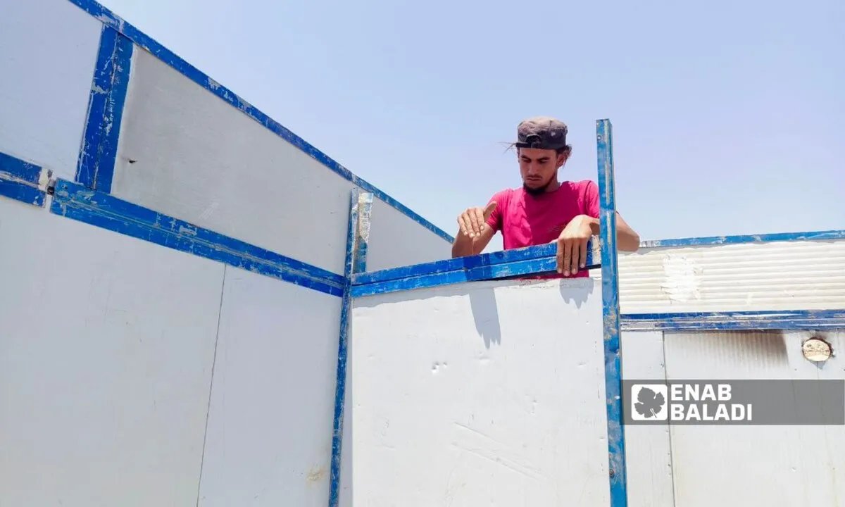 أزمة السكن في درعا تدفع السكان إلى حلول مؤقتة: "الكرفانات" بديلًا عن المنازل التقليدية