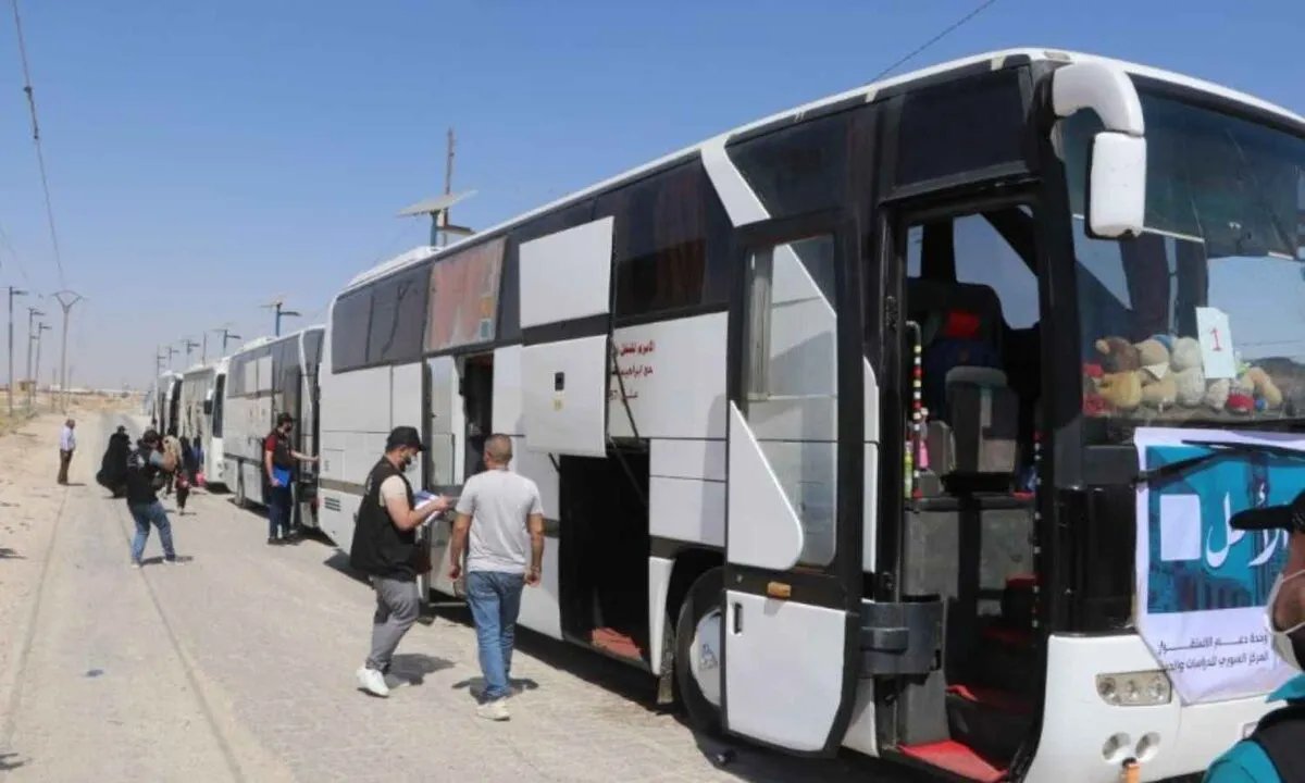 بدء "قافلة الأمل": إجلاء 178 شخصًا من مخيم الهول إلى حلب في خطوة إنسانية