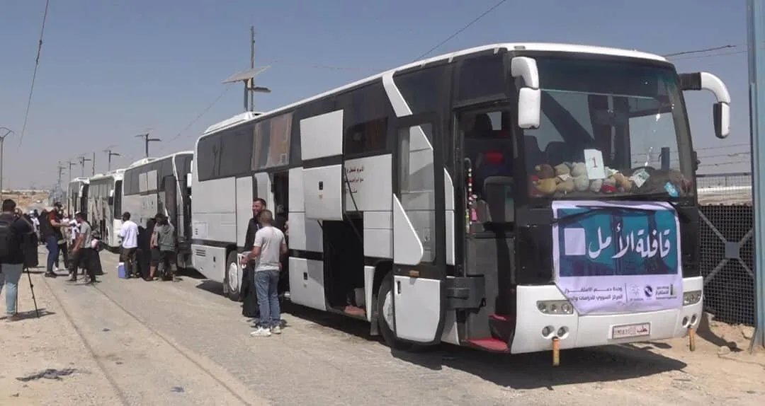 مخيم الهول: تسيير أول قافلة لـ 42 عائلة سورية إلى حلب وريفها لأسباب إنسانية