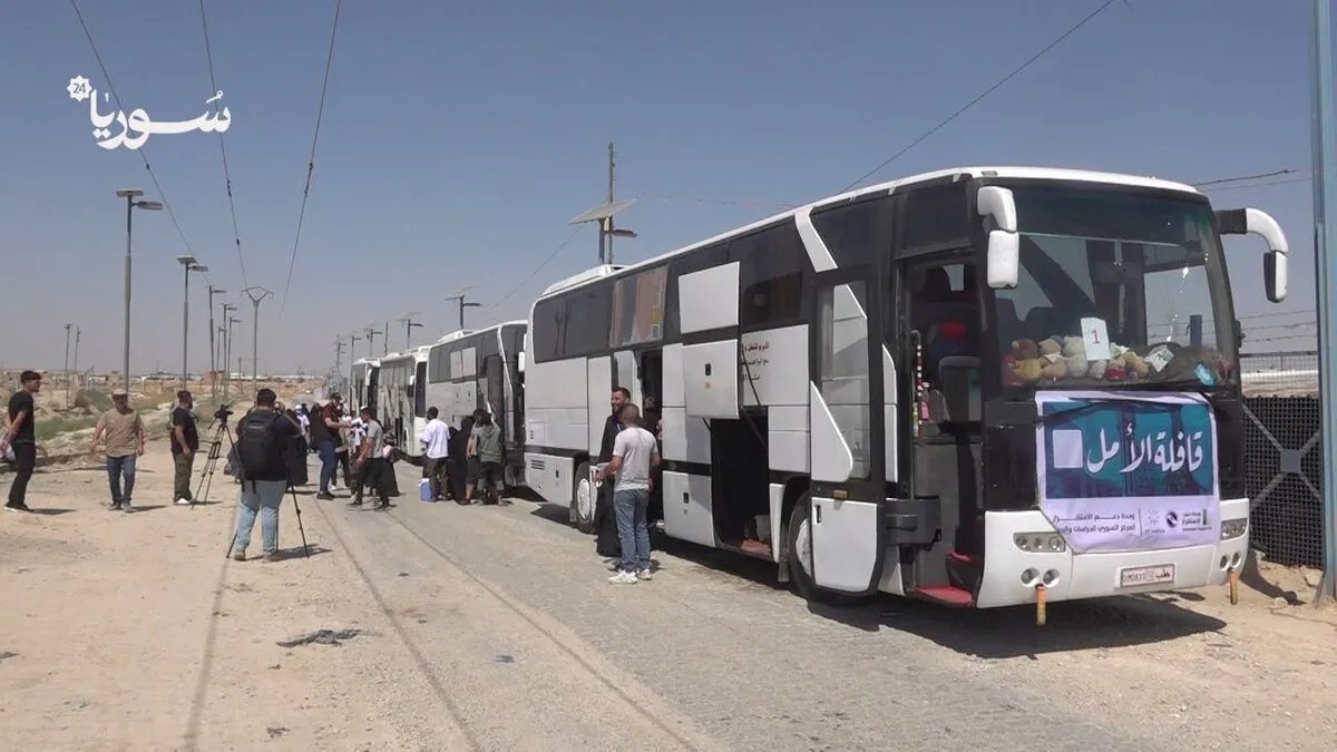 "قافلة الأمل" تنطلق من مخيم الهول لإعادة عشرات العائلات إلى حلب: خطوة نحو إغلاق الملف؟