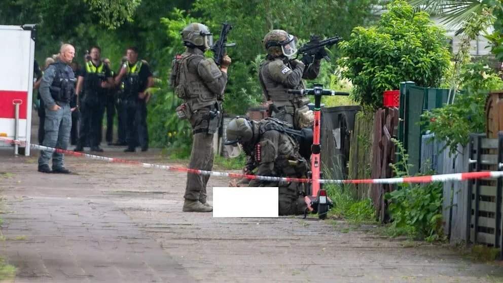 هامبورغ: قوات خاصة ألمانية تقتحم منزلاً وتعتقل خاطف رهائن بعد فرار الضحية شبه عارٍ